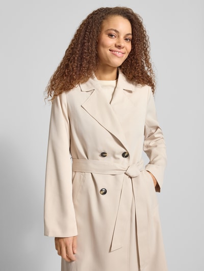 Frauenmodel trägt Regular Fit Trenchcoat mit Taillengürtel zum Binden Modell 'SCARLETT' von Pieces, Optik: Unifarben, Twill, Nahaufnahme Oberkörper.