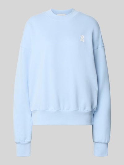 Produktfoto, hellblaues Oversized Sweatshirt aus reiner Baumwolle Modell 'ICONIC A ALIZAA' von ARMEDANGELS, weiche Textur. Damen Sweatshirt.