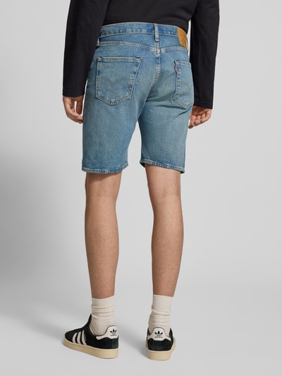Männermodel trägt Bermudas im 5-Pocket-Design Modell '501®' von Levi's®, hellblauer Baumwoll-Mix, gerader Schnitt, Ganzkörperansicht Rückansicht.