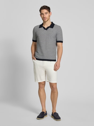 Männermodel trägt Regular Fit Poloshirt mit V-Ausschnitt Modell 'RIANO' von CINQUE aus Baumwoll-Mix, Ganzkörperansicht von vorne.