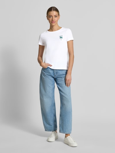 Frauenmodel trägt Damen T-Shirt Regular Fit T-Shirt aus reiner Baumwolle Modell 'C-Elove_4' von BOSS Orange, Optik: Unifarben, Label-Schriftzug, Rundhals, Kurzarm, Materialverarbeitung: Jersey, Ganzkörperansicht von vorne.