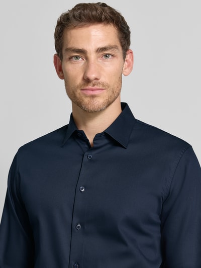 Männermodel draagt donkerblauw slim fit zakelijk overhemd van katoenmix, Slim Fit Businesshemd aus Baumwoll-Mix model 'FILIP' van Selected Homme, Nahaufnahme Oberkörper.