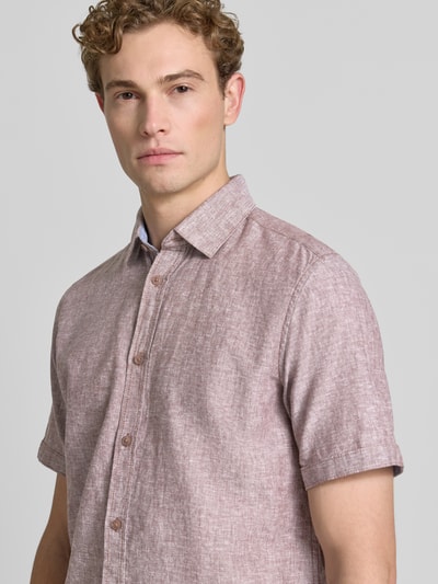 Männermodel trägt Regular Fit Freizeithemd aus Leinen-Baumwolle-Mix von Tom Tailor, Optik: Unifarben, Kentkragen, Kurzarm, Nahaufnahme Oberkörper.