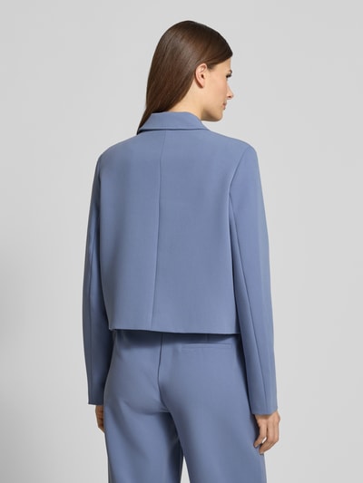 Vrouwenmodel draagt Regular Fit Blazer met Viskose-Anteil Modell 'Daphne' van GUIDO MARIA KRETSCHMER WOMAN in lichtblauw, elastische materiaalmix, omgeslagen kraag, opgestikte zakken, siersteendetails, ruglengte 49 cm bij maat 36, volledige rugaanzicht.