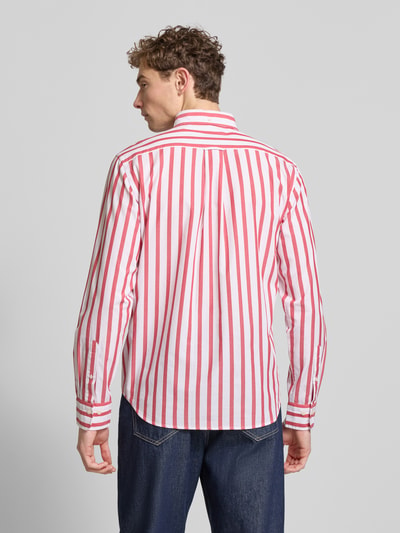 Männermodel trägt Slim Fit Freizeithemd mit Brusttasche von Gant, gestreift in Rot und Weiß, Baumwolle, Ganzkörperansicht Rückansicht.