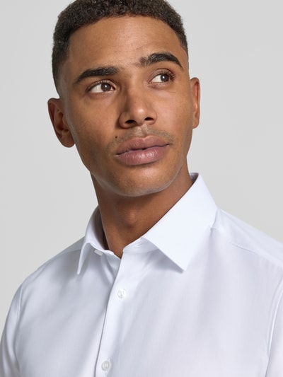 Männermodel trägt weißes Slim Fit Businesshemd aus Twillgewebe mit extra langem Arm von OLYMP Level Five, unifarben, Nahaufnahme Oberkörper.
