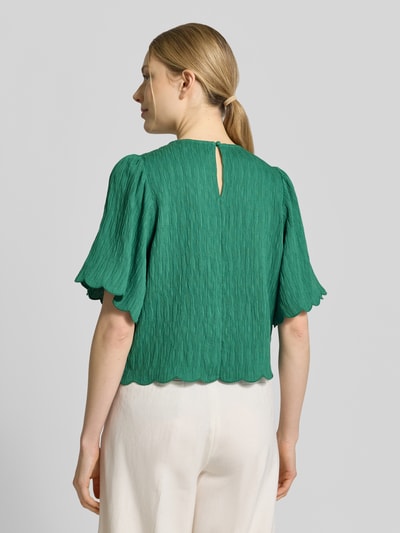 Frauenmodel trägt Blusenshirt aus Viskose-Mix mit Strukturmuster von JAKE*S STUDIO WOMAN in Grün, regelmäßiger Schnitt, Rückansicht Ganzkörperansicht.