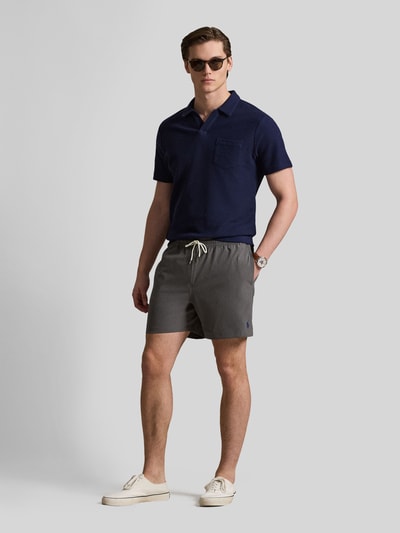 Männermodel trägt Badeshorts mit Logo-Stitching Modell 'TRAVELER' von Polo Ralph Lauren Underwear, Optik: Unifarben, Ganzkörperansicht von vorne.