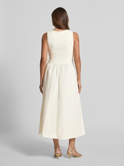Frauenmodel trägt Maxikleid mit Spitze und Rundhalsausschnitt von Christian Berg Woman Selection, Material-Mix mit Stretch-Anteil, A-Linie, elfenbeinfarbener Stoff, Rückenlänge bei Größe 36: 131 cm, Brustweite bei Größe 36: 36 cm, Ganzkörperansicht Rückansicht.