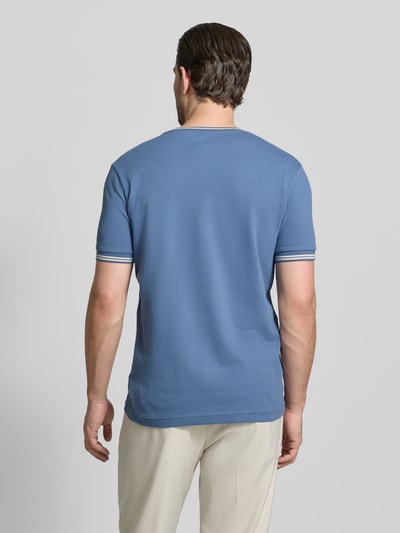 Männermodel trägt T-Shirt mit Strukturmuster und Rundhalsausschnitt von Christian Berg Men, Blau, Baumwoll-Elasthan-Mix, Regular-Fit, Rückenlänge 70 cm, Ganzkörperansicht Rückansicht.