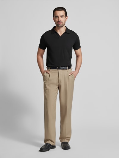 Männermodel trägt Slim Fit Poloshirt mit V-Ausschnitt von Lindbergh, Baumwoll-Elasthan-Mix, Polokragen, Rückenlänge 68 cm, Ganzkörperansicht von vorne.