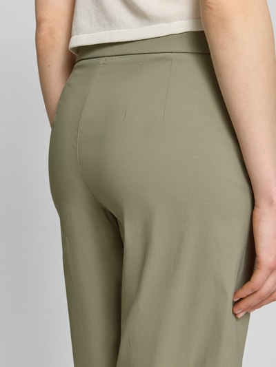 Frauenmodel trägt Hose aus Viskose-Mix in verkürzter Passform Modell 'FENJA2' von STEHMANN in Olivgrün, Nahaufnahme Rückansicht. Damen Hose mit elastischem Bund und Stretch-Anteil, Bundweite 40 cm, Innenbeinlänge 66 cm.