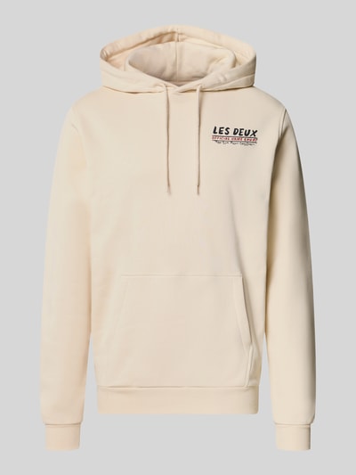 Produktfoto, cremefarbener Hoodie aus reiner Baumwolle mit Logo-Print Modell 'Record' von Les Deux, Kängurutasche, gerippte Abschlüsse, Regular Fit