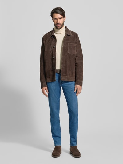 Männermodel trägt Regular Fit Jeans mit Eingrifftaschen von bugatti, blaue Farbe, Baumwoll-Elasthan-Mix, Ganzkörperansicht von vorne.