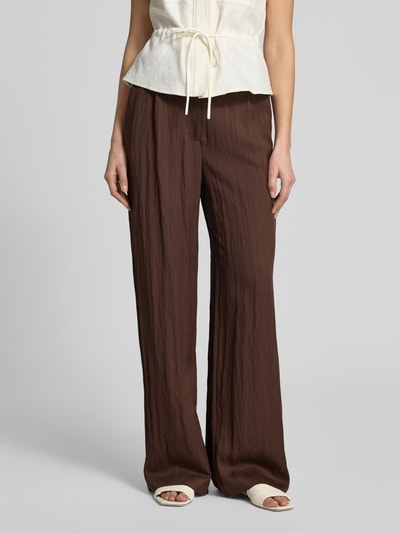 Vrouwenmodel draagt Stoffhose aus Lyocell-Mix mit Schnürung van Jake*s Casual, bruine wide leg damesbroek met striksluiting, lyocell-mix met viscose, vooraanzicht, close-up bovenlichaam.