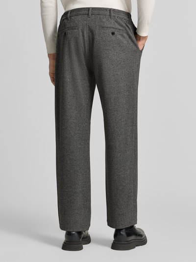 Männermodel trägt Bundfaltenhose mit Gesäßtaschen Modell 'hector' von Matinique, grau, Materialmix, krój regular fit, Ganzkörperansicht Rückansicht