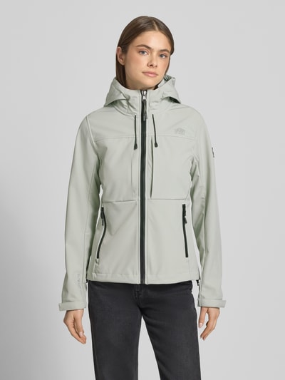 Frauenmodel trägt Trekker Jacke mit Kapuze und Label-Patch von Superdry in hellem Grau, Material-Mix, Reißverschlüsse, Ganzkörperansicht von vorne.