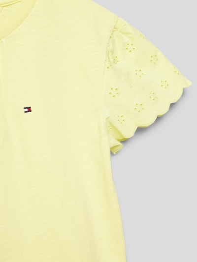 Tommy Hilfiger Teens T-shirt z haftem angielskim model ‘BRODERIE ANGLAISE’ Żółty 2