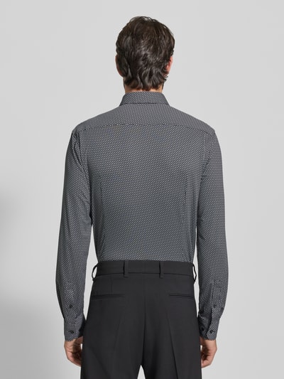 Męski model nosi Koszula casualowa Slim Fit Freizeithemd mit Allover-Muster Model 'HANK' von BOSS, efekt: wzór na całej powierzchni, kołnierzyk typu kent, na całej długości listwa guzikowa, abstrakcyjny wzór, aplikacja z metką, zapięcie na jeden rząd guzików, długi rękaw z mankietem sportowym, fason slim fit, ganzkörperansicht rückansicht.
