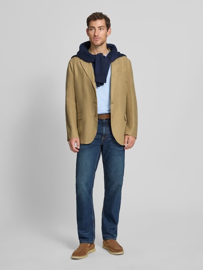 Männermodel draagt Regular Fit Anzugsakko aus reinem Leinen van Polo Ralph Lauren in effen kleuren, materiaal van gevlamd garen, ganzkörperansicht van voren.