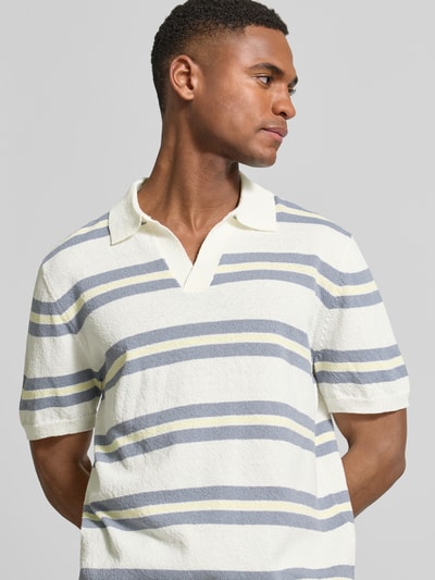 Männermodel trägt Slim Fit Poloshirt in Strick-Optik von JAKE*S STUDIO MEN mit Streifen, Polokragen, Baumwoll-Mix, Nahaufnahme Oberkörper.