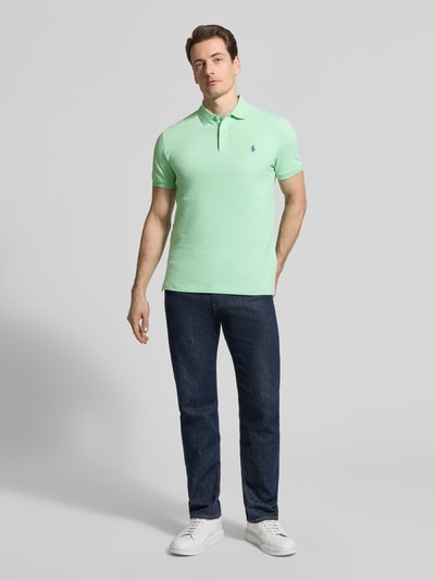 Męski model nosi Slim Fit Poloshirt aus Baumwoll-Mix von Polo Ralph Lauren, jasnozielony, krótki rękaw, logo, krój slim fit, piqué, widok całej sylwetki z przodu