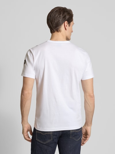 Männermodel trägt Regular Fit T-Shirt aus katoen van Colmar Originals in wit met korte mouwen, ruglengte maat M 70 cm, ganzkörperansicht rückansicht.