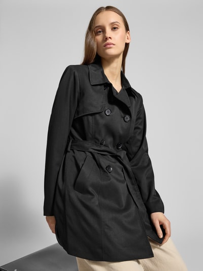 Frauenmodel trägt Regular Fit Trenchcoat mit doppelreihiger Knopfleiste Modell 'VALERIE' von Only, unifarben, Umlegekragen, Nahaufnahme Oberkörper.
