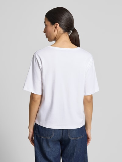 Frauenmodel trägt T-Shirt mit Motiv-Print Modell 'City' von monari aus weißer Baumwolle, Regular Fit, Rundhalsausschnitt, Rückenlänge 55 cm, Ganzkörperansicht Rückansicht.