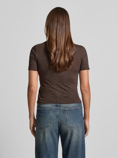 Vrouwenmodel draagt T-shirt met ronde hals en knoopsluiting van Jake*s Casual, puur katoen, slim fit, ruglengte maat S 57 cm, geheelopname achteraan.