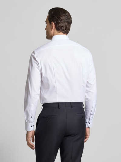 Männermodel trägt Regular Fit Business-Hemd mit Button-Down-Kragen von OLYMP, Reine Baumwolle, Unifarbenes-Design, Rückansicht Ganzkörperansicht.
