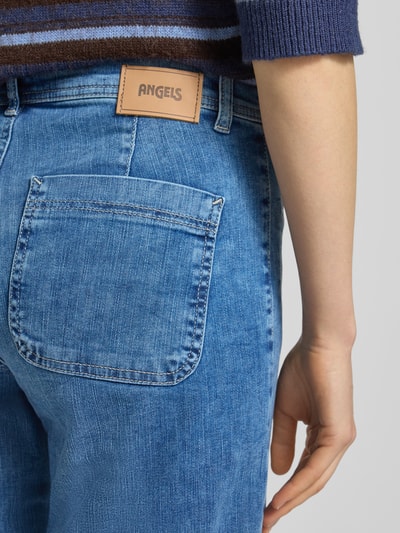 Vrouwenmodel draagt Jeans in verkorte pasvorm model 'LINN' van Angels, katoenmix met stretch, steekzakken, detailopname heup.