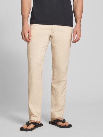 Mannenmodel draagt Relaxed Fit broek van mix van katoen en linnen model 'KANE' van Jack & Jones in beige, elastische band met vetersluiting, achterzakken, bandwijdte maat M 42 cm, binnenbeenlengte maat M 82 cm, textuur fijn geweven, kleur effen. Ganzkörperansicht van voren.