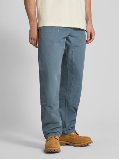 Męski model nosi Hose mit Eingrifftaschen Modell 'Dearbor' od Carhartt Work In Progress, czysta bawełna, krój regular fit, szerokość w rozmiarze 32/32: 46 cm, długość wewnętrzna nogawki: 80 cm, kolor niebieskoszary, tekstura gładka, pełny widok z przodu.