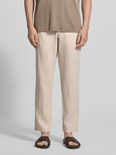 Männermodel trägt Slim Fit Leinenhose aus reinem Leinen Modell 'Fabio' von Brax, Optik: Unifarben, Ganzkörperansicht von vorne.