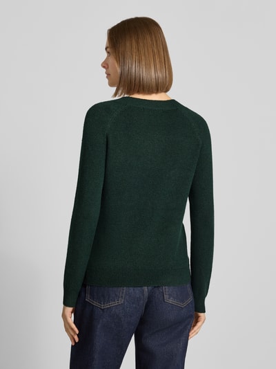 Frauenmodel trägt Regular Fit Pullover mit Rundhalsausschnitt Modell 'RICA' von ONLY in Dunkelgrün, strukturierte Oberfläche, Damen Pullover, Ganzkörperansicht Rückansicht.
