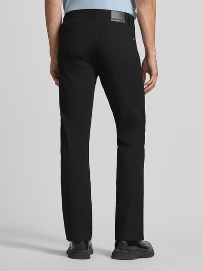 Mężczyzna model nosi Comfort Fit Hose mit Eingrifftaschen od Christian Berg Men, czarny materiał, proste nogawki, szerokość w rozmiarze 32/32: 41 cm, długość nogawki wewnętrznej: 78 cm, widok całej sylwetki z tyłu