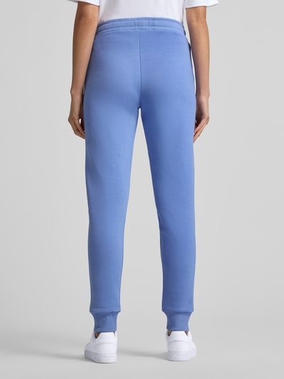 Frauenmodel trägt Sweatpants mit elastischem Bund von Christian Berg Woman, Baumwoll-Mix, lockerer Schnitt, Tunnelzug, französische Eingrifftaschen, Ganzkörperansicht Rückansicht.