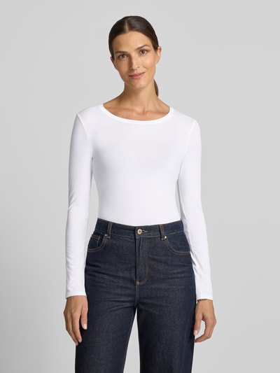 Vrouwenmodel draagt Regular fit pyjama uit katoenmix van Polo Ralph Lauren, damespyjama, wit bovenstuk, donkerblauwe broek, vooraanzicht, Nahaufnahme Oberkörper.