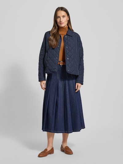 Frauenmodel trägt Regular Fit Steppjacke mit Umlegekragen Modell 'GELO' von Weekend Max Mara, unifarben, kariertes Muster, Ganzkörperansicht von vorne.