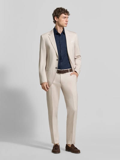 Męski model nosi Slim Fit Business-Hemd mit Kentkragen od Jake*s, elastyczna mieszanka materiałów, krój slim fit, kołnierzyk kent, krótki rękaw, długość pleców w rozmiarze 39/40: 80 cm, szerokość ramion w rozmiarze 39/40: 45 cm, długość rękawa w rozmiarze 39/40: 25 cm, ciemnogranatowy kolor, gładka powierzchnia, całkowity widok z przodu.