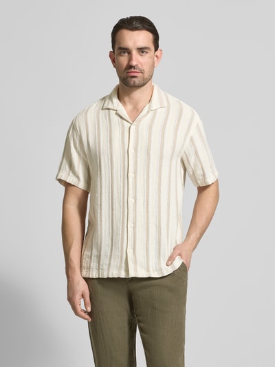 Männermodel trägt Regular Fit Freizeithemd mit Kentkragen von MCNEAL, Baumwoll-Mix, Knopfleiste, beige mit Streifen, Ganzkörperansicht von vorne.