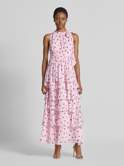 Frauenmodel trägt Abendkleid mit Rüschenbesatz Modell 'Marli' von Neo Noir in Rosa mit Tupfen, taillierte Passform, Ganzkörperansicht von vorne