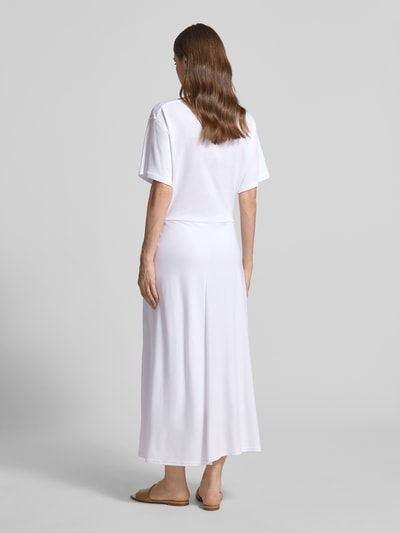 Frauenmodel trägt Körpernahes Freizeitkleid aus Lyocell-Mix von Polo Ralph Lauren in Melange-Optik, Midi-Länge, Kurzarm, Jersey, Logo-Stitching, Ganzkörperansicht Rückansicht.