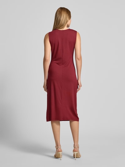 Frauenmodel trägt Slim Fit Midikleid aus Viskose-Mix mit Raffungen von Christian Berg Woman Selection, Rückenlänge 115 cm, Ganzkörperansicht Rückansicht.