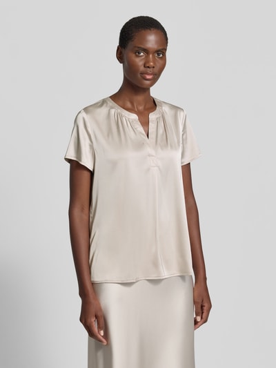 Modelka kobieca nosi Blusenshirt aus Satin mit V-Ausschnitt od Betty Barclay, satynowy beż, krój regular fit, półrękaw, długość tyłu 62 cm, długość rękawa 19 cm, widok całej sylwetki z przodu