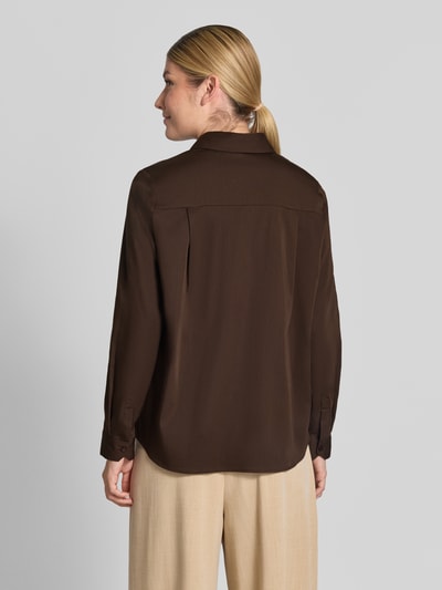 Frauenmodel trägt Regular Fit Hemdbluse aus Baumwoll-Mix von Milano Italy, brauner Stoff, verlängerte Rückseite, Ganzkörperansicht Rückansicht.