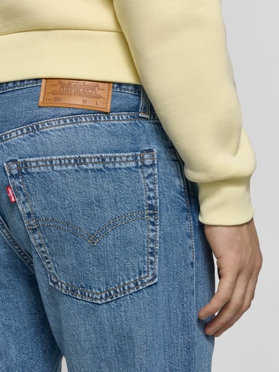 Männermodel trägt Loose Fit Jeans aus Baumwoll-Leinen-Mix Modell '555® RELAXED STRAIGHT' von Levi's®, Denim-Optik mit Label Patch, Nahaufnahme Rückansicht.