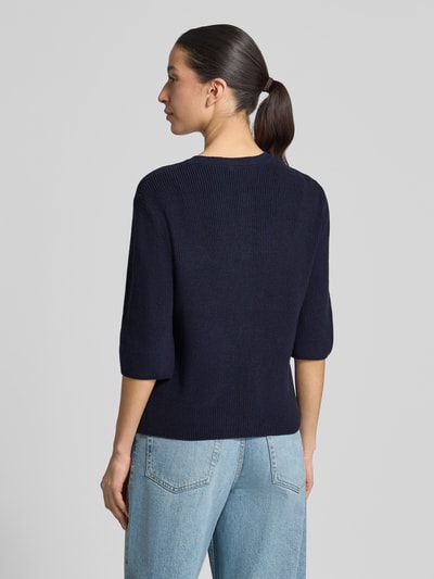 Vrouwenmodel draagt Regular Fit Strickjacke aus Baumwoll-Mix van s.Oliver RED LABEL in effen donkerblauw, kortemouw rippatroon, crew neck, enkelvoudige knoopsluiting, labelapplicatie, katoenmix, rugaanzicht volledig lichaam.