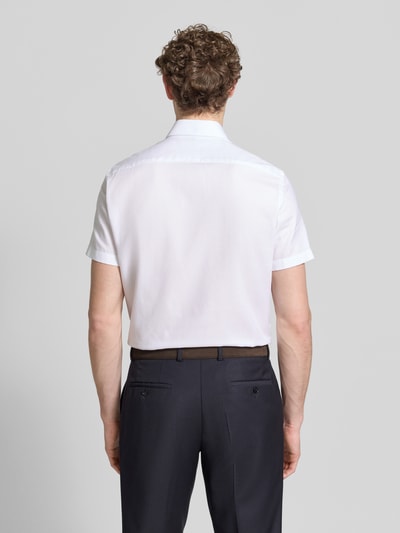 Męski model nosi Regular Fit Business-Hemd mit Kentkragen von Christian Berg Men z bawełny, listwa guzikowa, krótki rękaw, szerokość ramion 49 cm, długość tyłu 81 cm, długość rękawa 24 cm, widok całej sylwetki z tyłu.
